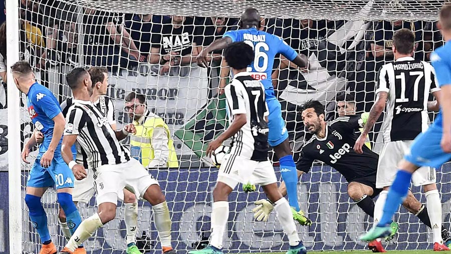 Napoli beat Juventus 1-0