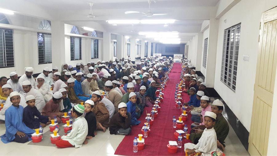 Mr. Noodles distributes iftar to orphans