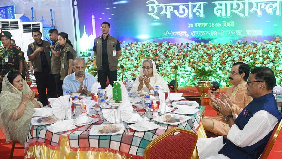 PM hosts Iftar Mahfil for family members