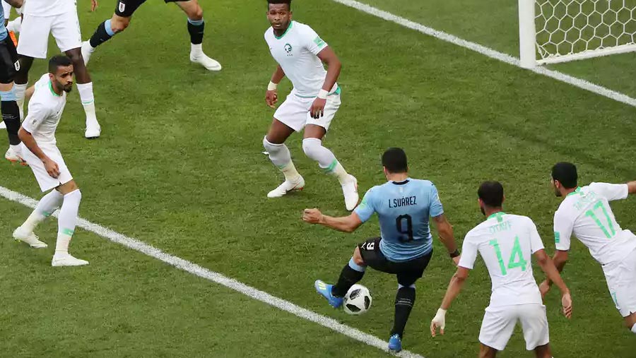Suarez goal sends Uruguay into last 16