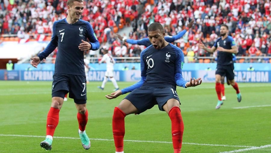 France beat Peru to book last-16 place