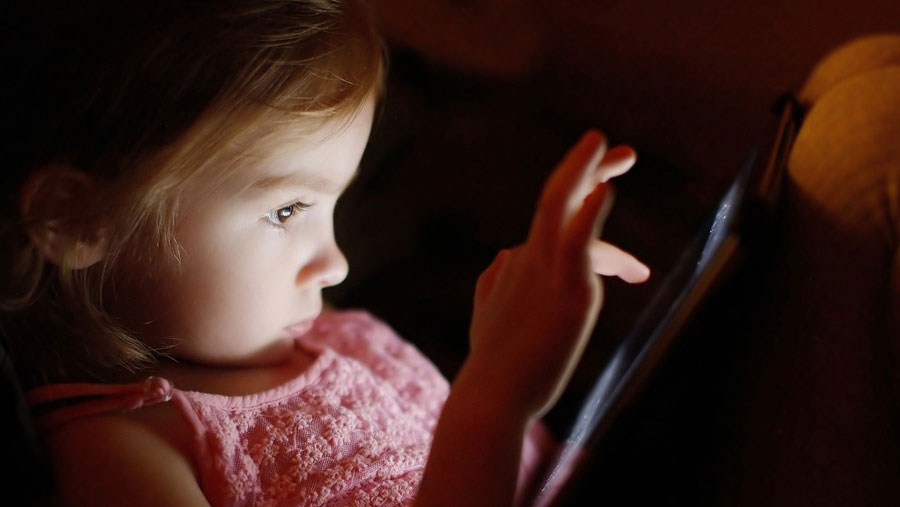 Screen time 'may harm toddlers'