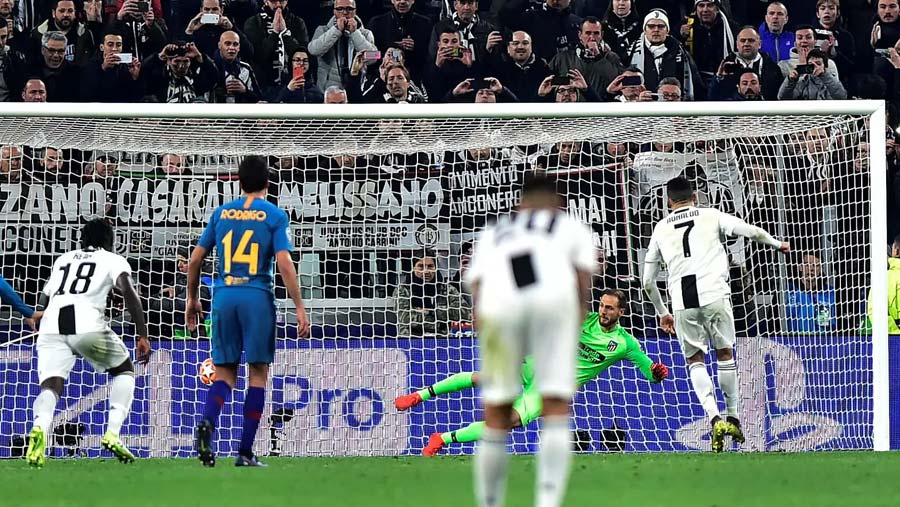Ronaldo hat-trick fires Juves into CL quarters