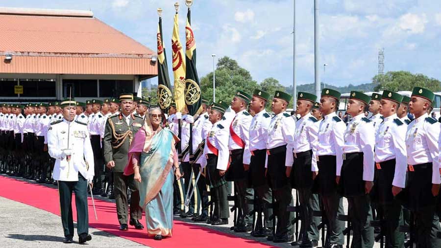 Brunei rolls out red carpet for PM