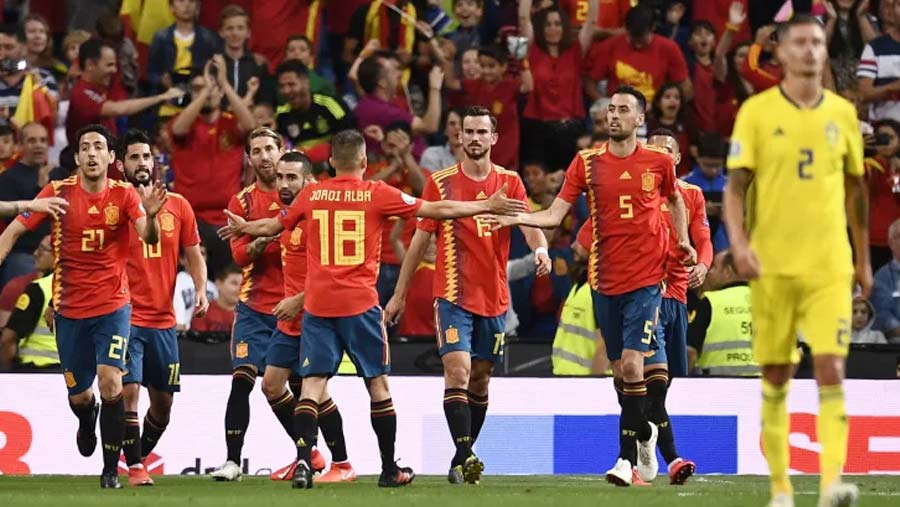 Spain beat Sweden to stay ahead in qualifying