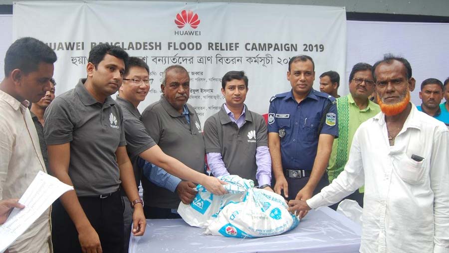 Huawei distributes relief amongst the flood affected people
