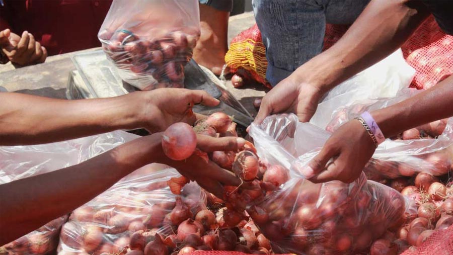 TCB starts open market onion sale in Chattogram