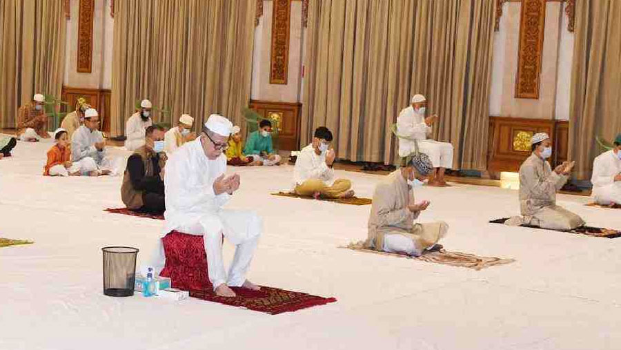 President offers Eid prayers at Bangabhaban
