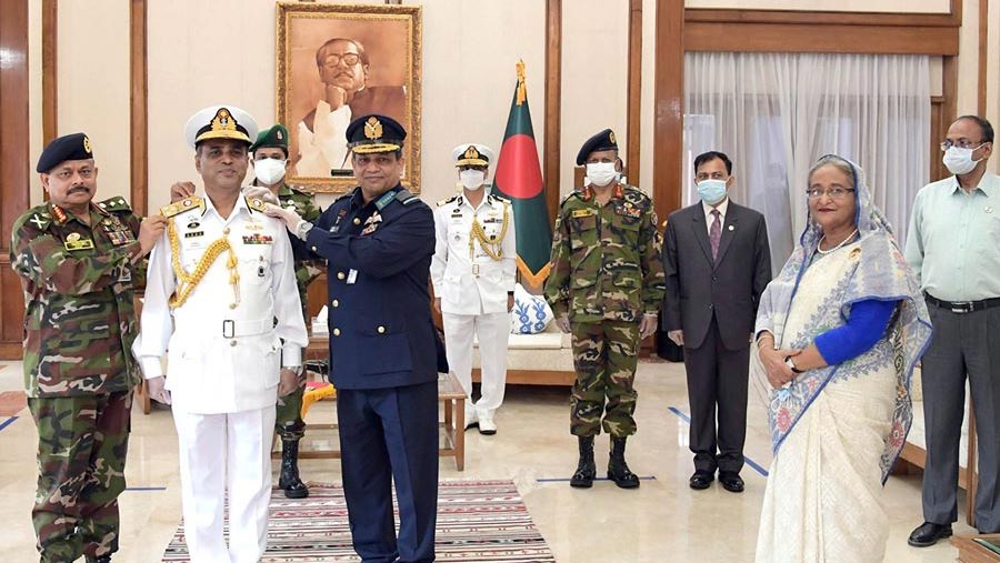 New Navy Chief adorned with vice-admiral rank badge