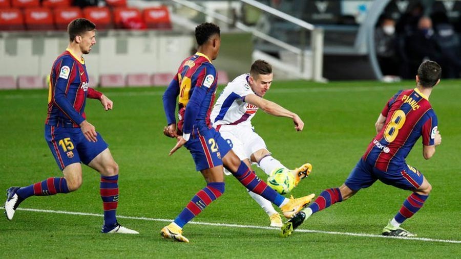 Messi watches as Barca held by Eibar