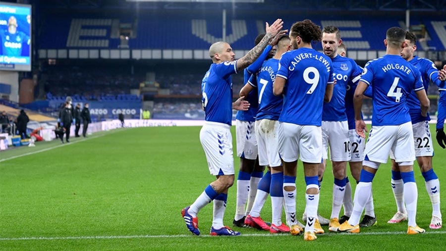 Richarlison strikes to boost Everton’s top-four bid