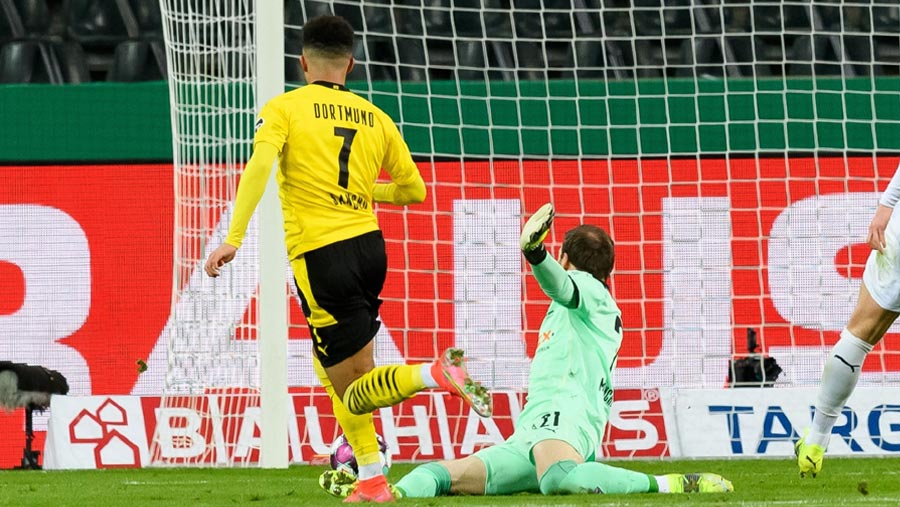 Dortmund edge Gladbach to reach Cup semis