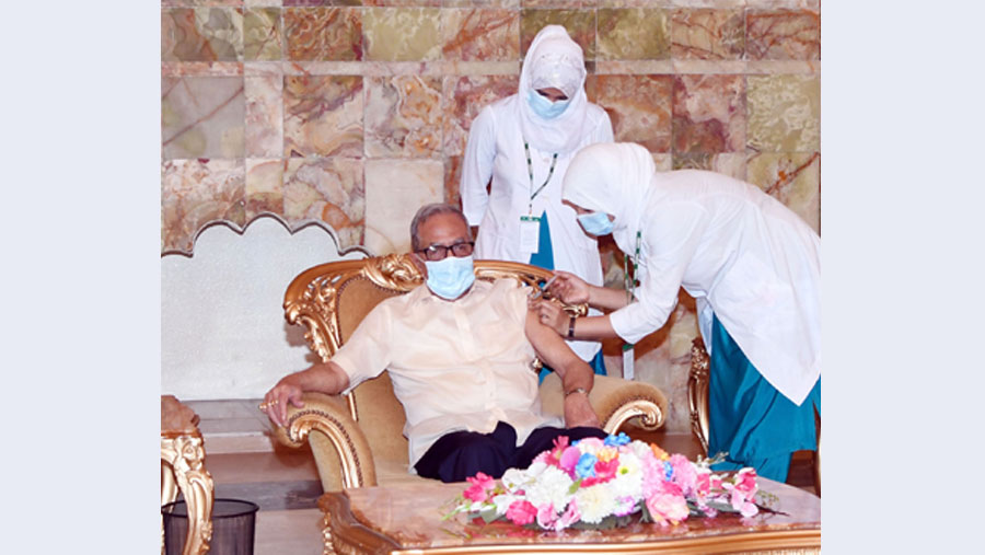 President Hamid receives first dose of Covid-19 vaccine