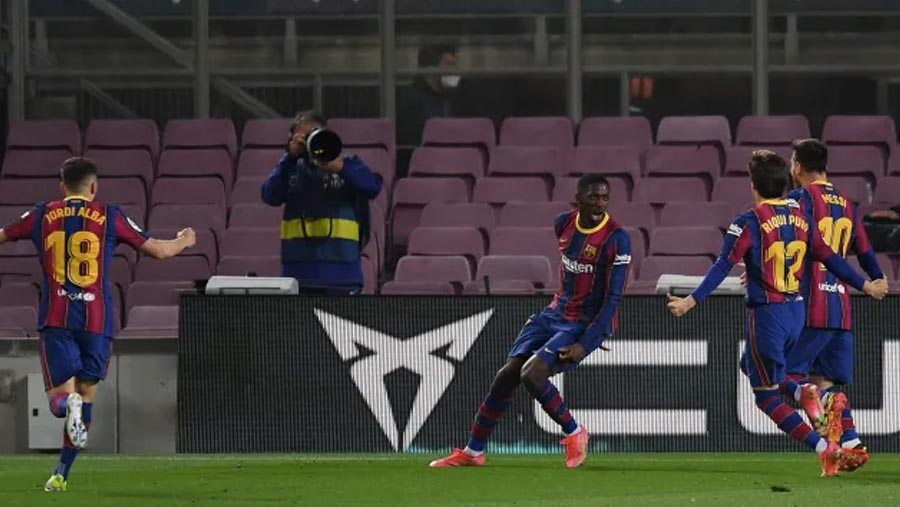 Barca keep pressure on with late goal
