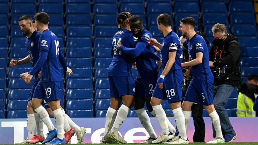 Chelsea beat Leicester to boost CL hopes