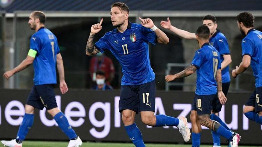 Italy rout Czech Republic for eighth win in row