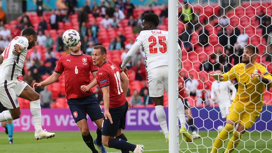 England beat Czech Republic to win group