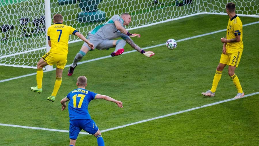 Euro: Ukraine stun Sweden with late winner