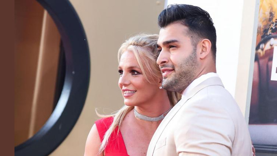 Britney announces engagement to Sam Asghari