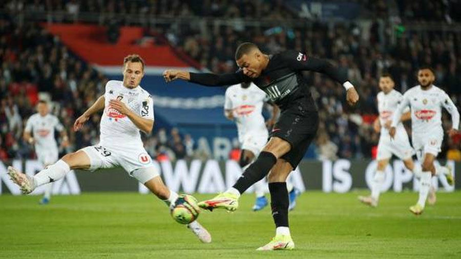 Mbappe penalty sees PSG beat Angers