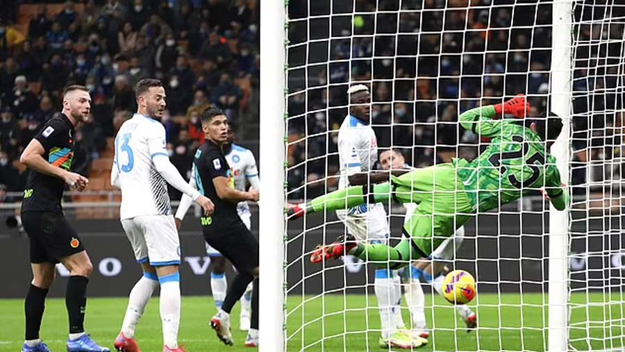 Inter ends Napoli's unbeaten run, nears top spot