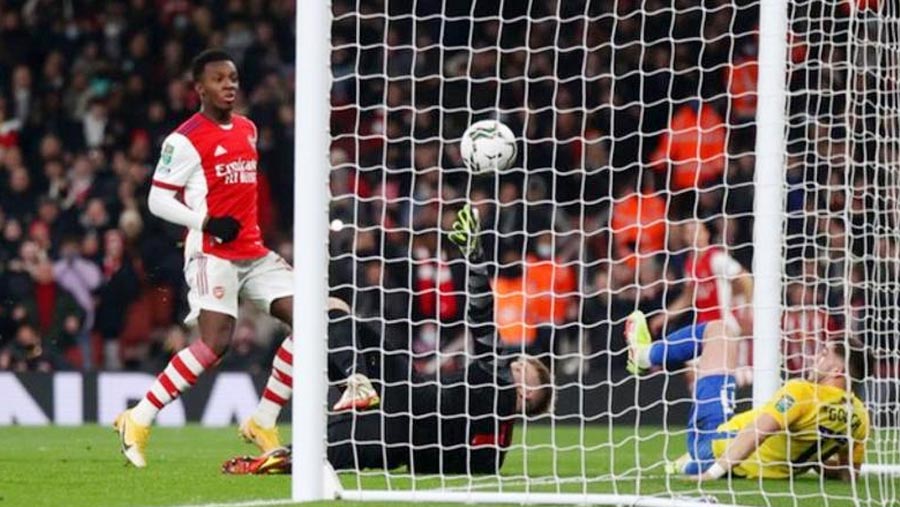 Nketiah treble sends Arsenal into Cup semis
