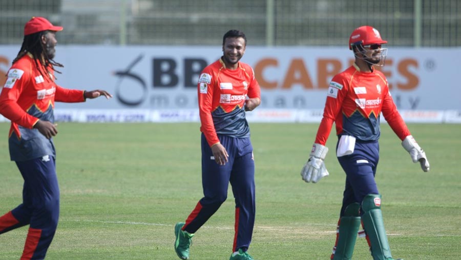 Barishal overcome Comilla to go top