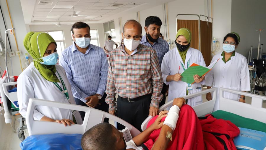 DIFE IG visits injured at Sheikh Hasina burn institute