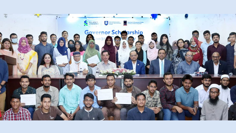 Standard Chartered supports 80 promising DU students