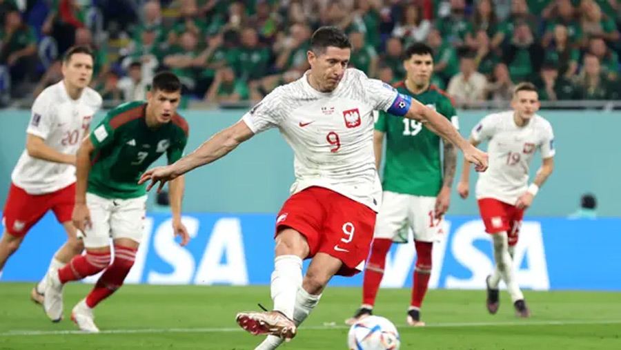Lewandowski misses penalty as Mexico hold Poland