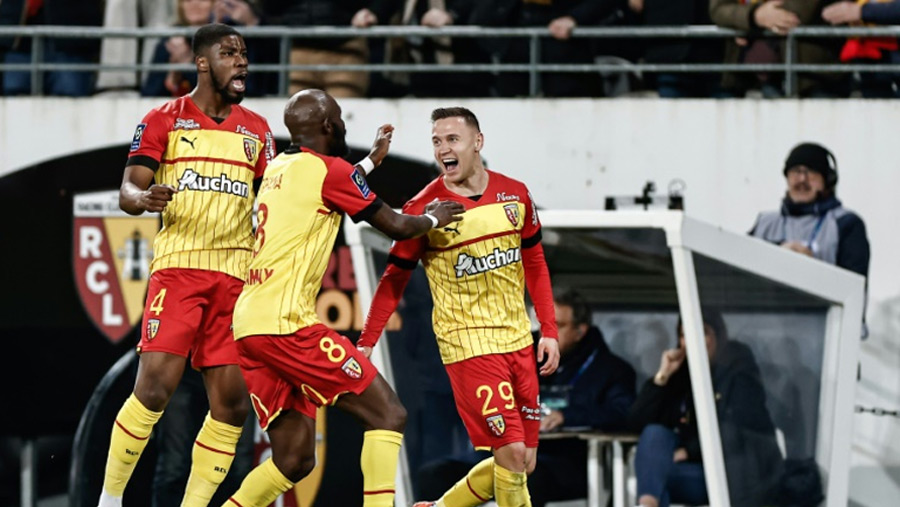 Lens beat Strasbourg to keep pressure on PSG