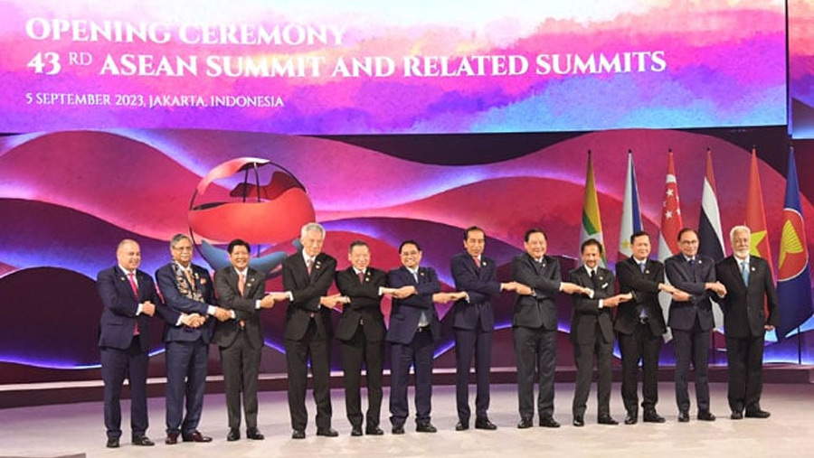 President joins ASEAN Summit in Indonesia