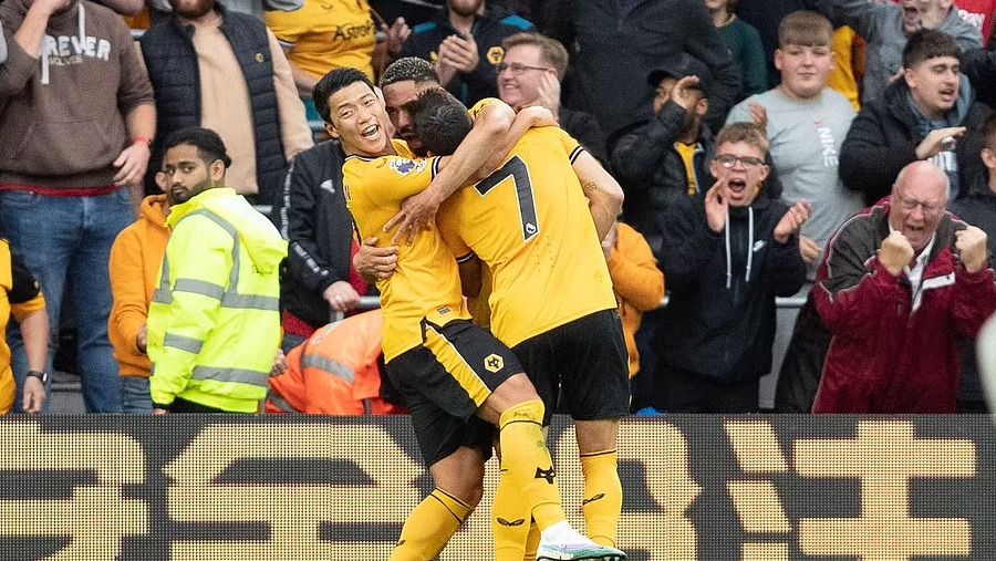 Wolves shock City to end perfect league start
