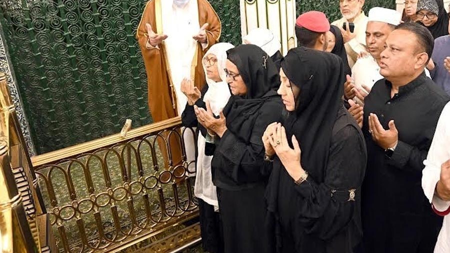 PM offers ziarat at Masjid Al-Nabawi