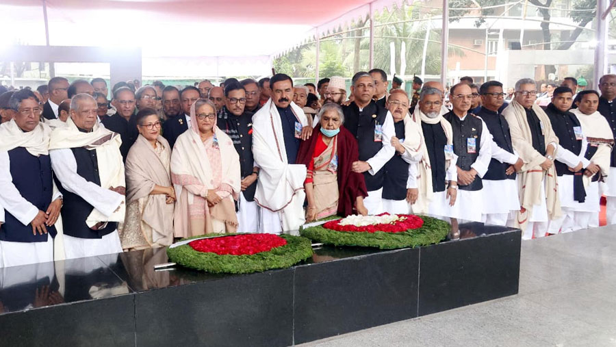 PM pays homage to Bangabandhu