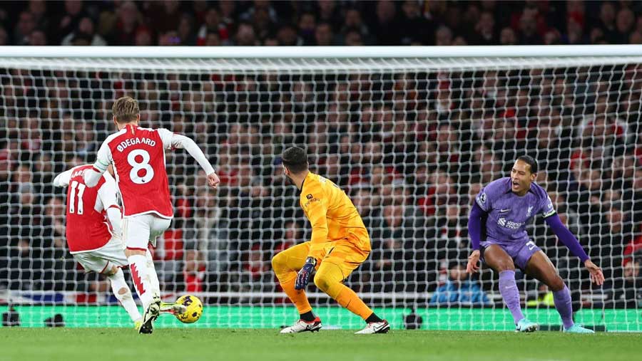 Arsenal keep title hopes alive with win over Liverpool