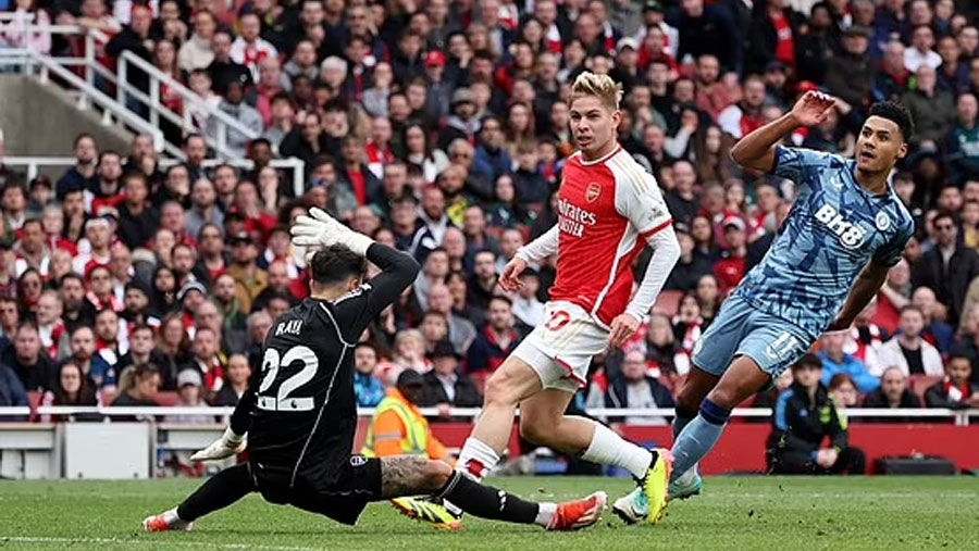 Late Villa goals dent Arsenal's title challenge