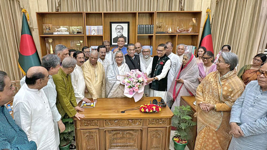 PM exchanges Eid greetings with party leaders
