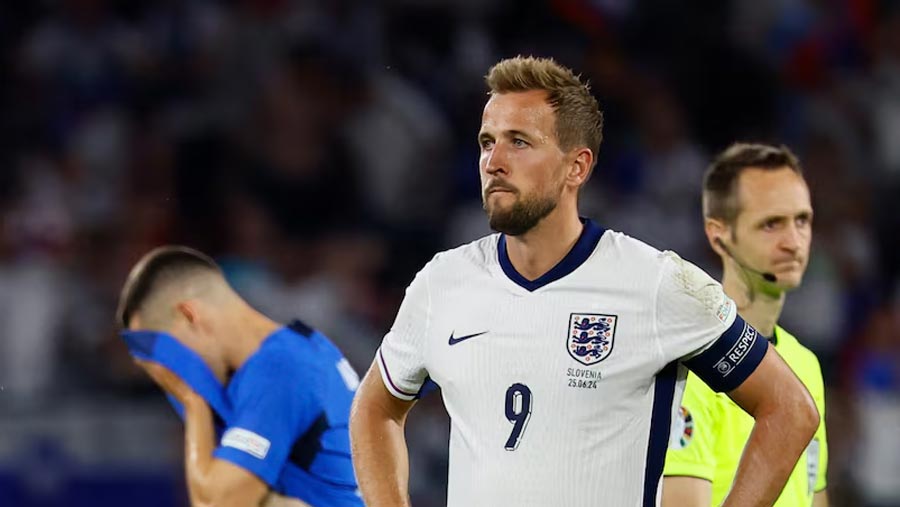 England top group, Slovenia through after 0-0 draw