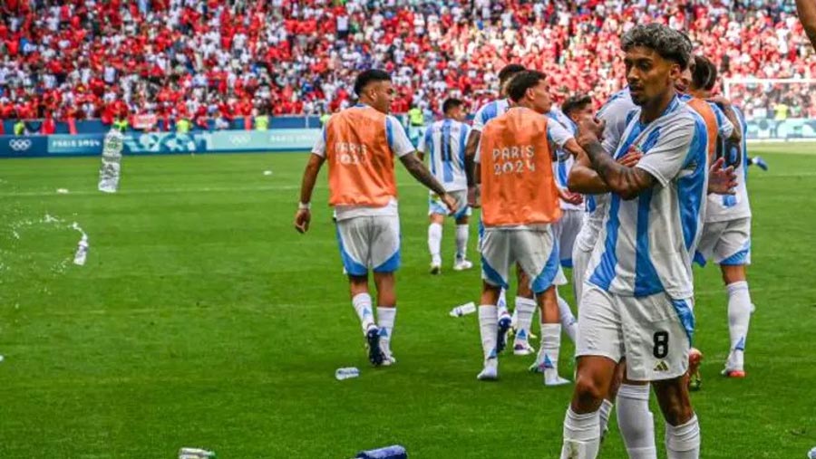 Argentina beaten by Morocco in chaotic opener, France cruise