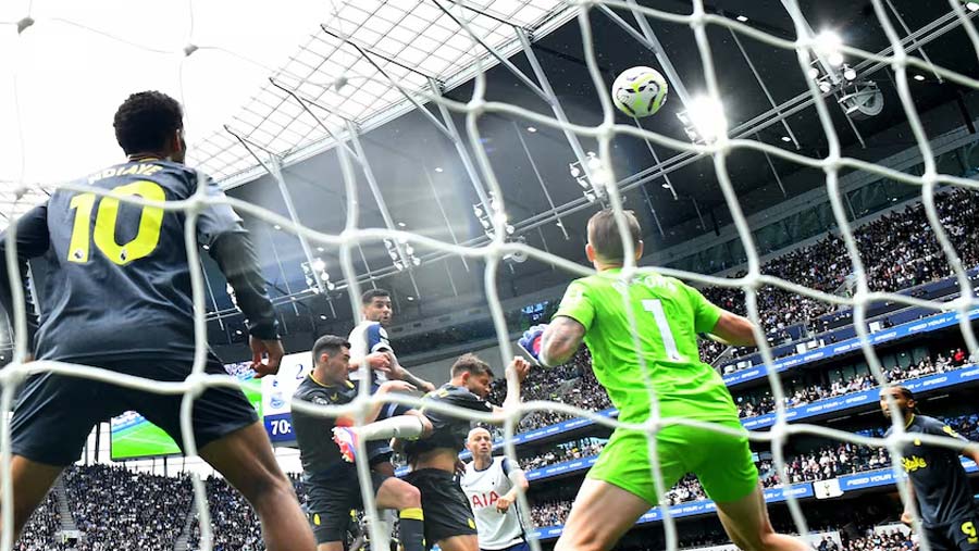 Tottenham thrash Everton 4-0