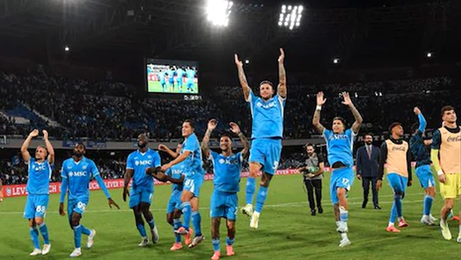 Napoli jump to top of Serie A