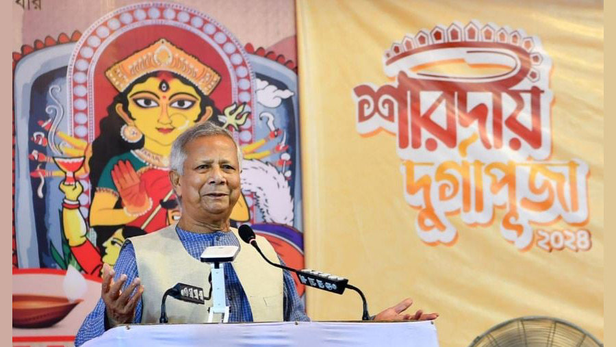 Chief Adviser exchanges greetings with devotees at Dhakeshwari Temple