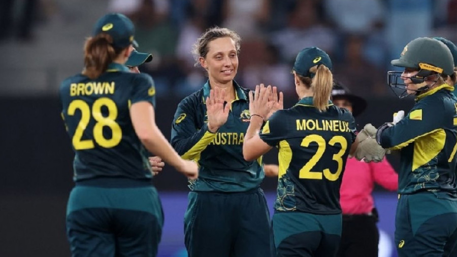 Australia on brink of semis after thumping Pakistan