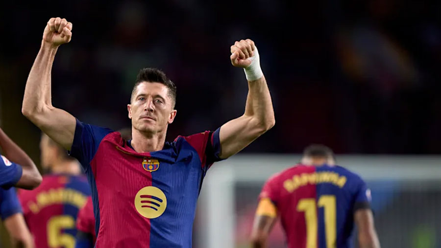 Lewandowski double helps Barca thrash Sevilla