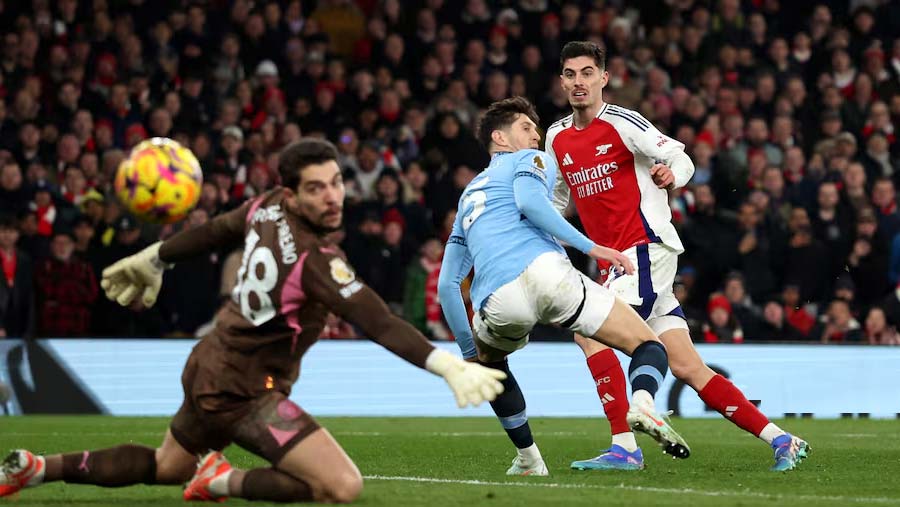 Arsenal crush Man City to stay in title hunt