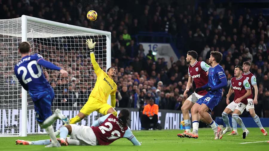 Chelsea beat West Ham United 2-1